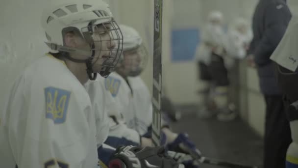 Een ijshockeywedstrijd in de ijshal. Kiev. Ukkraine — Stockvideo