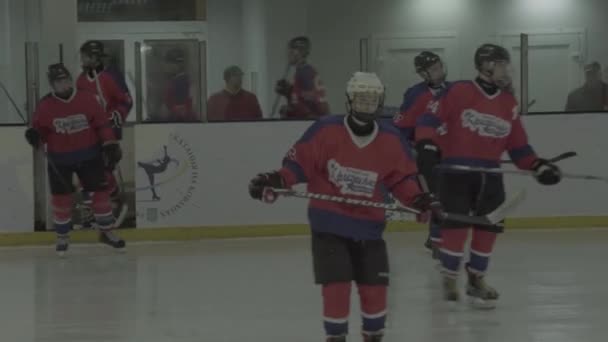 Partita di hockey nell'arena di ghiaccio. Kiev. Ucraina. — Video Stock