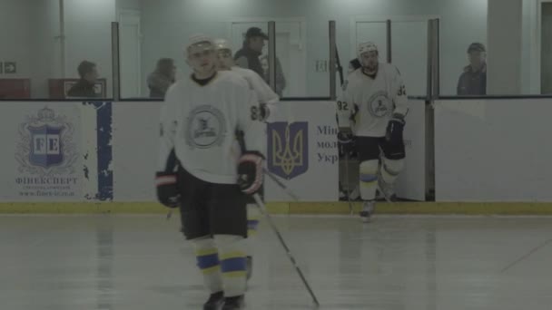 Een ijshockeywedstrijd in de ijshal. Kiev. Ukkraine — Stockvideo