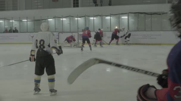 Match de hockey dans l'arène de glace. Kiev. Choucroute — Video