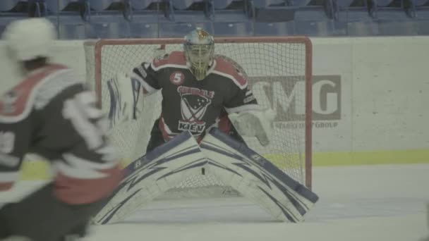 Een ijshockeywedstrijd in de ijshal. Kiev. Ukkraine — Stockvideo