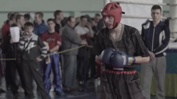 Kickboxing. Młody wojownik w rogu ringu. Zwolnij trochę. Kijów. Ukraina — Wideo stockowe