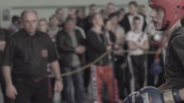 Kickboxning. Striden i ringen. Konkurrens. Kiev. Ukraina. Långsamma rörelser — Stockvideo