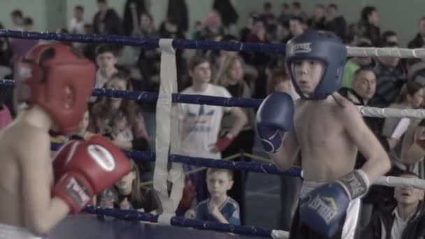 Kickboxing. La pelea en el ring. Competencia. Kiev. Ucrania. Movimiento lento — Vídeos de Stock