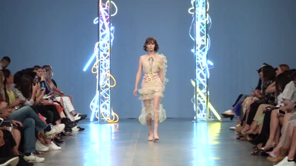 Vrouw model op de catwalk op fashion show — Stockvideo