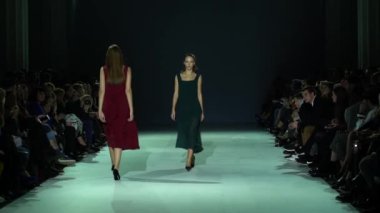 Moda gösterisinde podyumda kadın manken