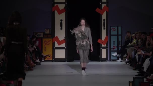 Kvinde model på catwalk på modeshow – Stock-video