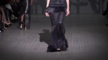 Moda gösterisinde podyumda kadın manken