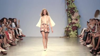 Moda gösterisinde podyumda kadın manken