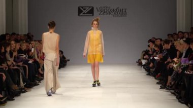 Moda gösterisinde podyumda kadın manken