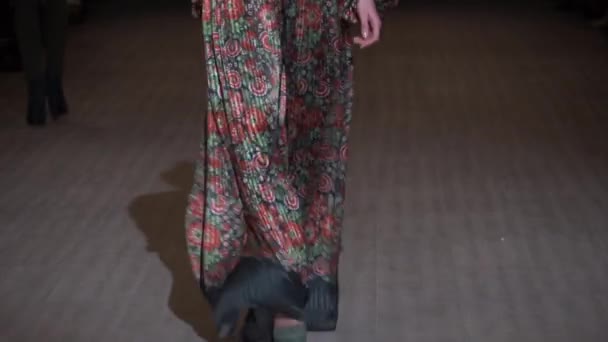 Vrouw model op de catwalk op fashion show — Stockvideo