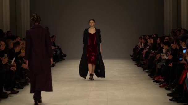 Mujer modelo en la pasarela en el desfile de moda — Vídeos de Stock