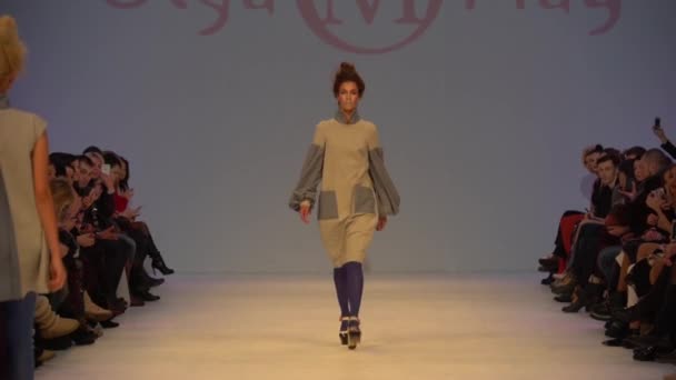 Vrouw model op de catwalk op fashion show — Stockvideo