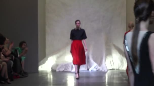 Model auf dem Laufsteg bei Modenschau — Stockvideo