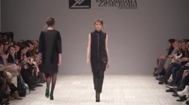 Moda gösterisinde podyumda kadın manken