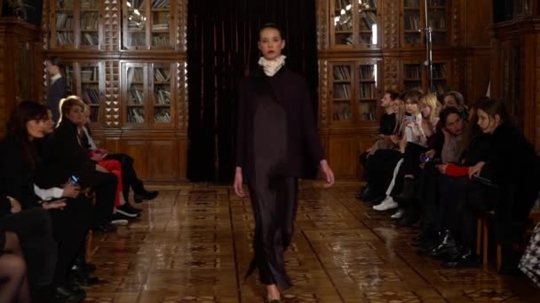 Vrouw model op de catwalk op fashion show — Stockvideo