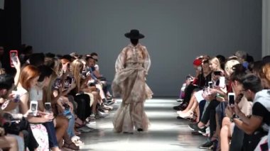 Moda gösterisinde podyumda kadın manken