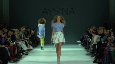 Moda gösterisinde podyumda kadın manken