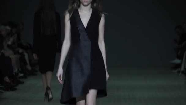 Vrouw model op de catwalk op fashion show — Stockvideo