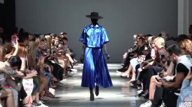 Moda gösterisinde podyumda kadın manken