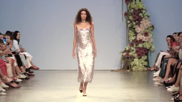 Vrouw model op de catwalk op fashion show — Stockvideo