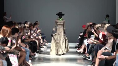 Moda gösterisinde podyumda kadın manken