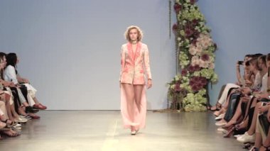 Moda gösterisinde podyumda kadın manken