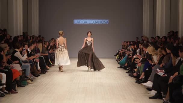 Vrouw model op de catwalk op fashion show — Stockvideo