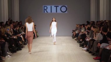 Moda gösterisinde podyumda kadın manken