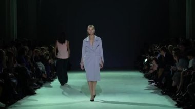 Moda gösterisinde podyumda kadın manken