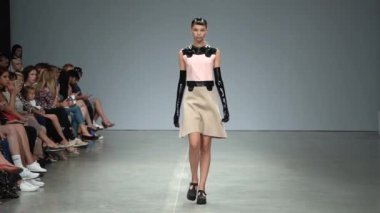 Moda gösterisinde podyumda manken kız.