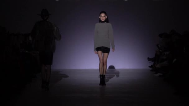 Gadis model di catwalk di fashion show — Stok Video