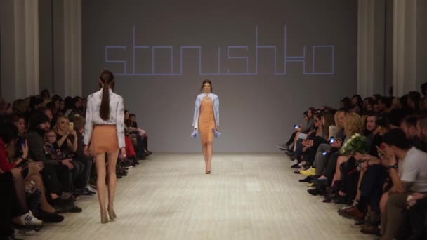 Dziewczyna model na wybiegu na pokazie mody — Wideo stockowe