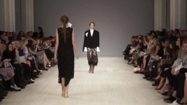 Moda gösterisinde podyumda manken kız.