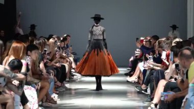 Moda gösterisinde podyumda manken kız.