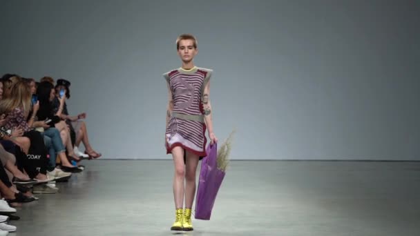 Dívka model na lávce na módní přehlídce — Stock video