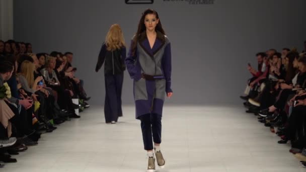 Meisje model op de catwalk bij fashion show — Stockvideo