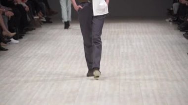 Moda gösterisinde podyumda manken kız.