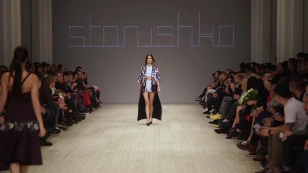 Modelo menina na passarela no desfile de moda — Vídeo de Stock