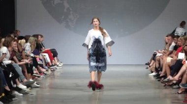 Moda gösterisinde podyumda manken kız.