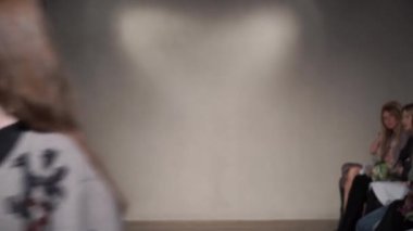 Moda gösterisinde podyumda manken kız.