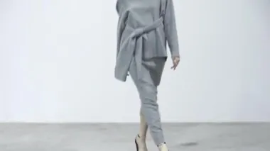 Moda gösterisinde podyumda manken kız.