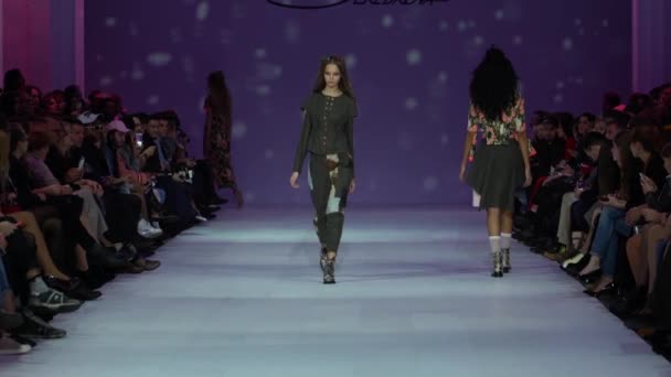 Ragazza modella in passerella alla sfilata di moda — Video Stock