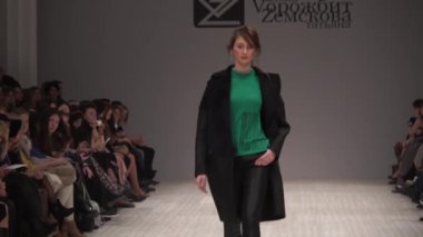 Moda gösterisinde podyumda manken kız.