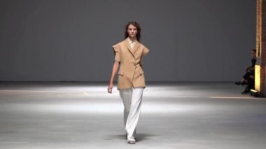 Moda gösterisinde podyumda manken kız.