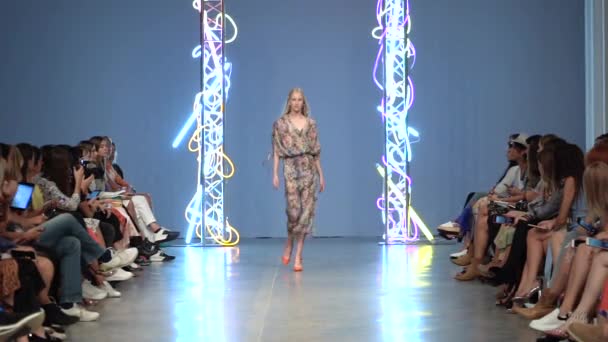 Dívka model na lávce na módní přehlídce — Stock video