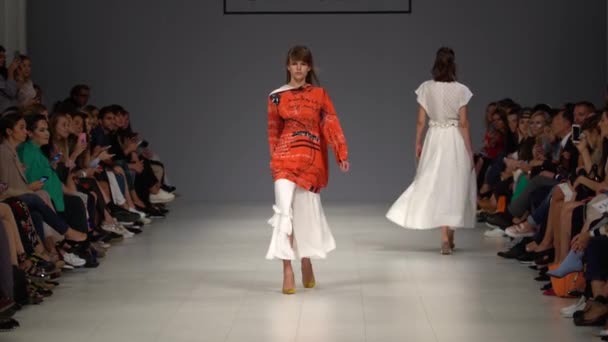 Meisje model op de catwalk bij fashion show — Stockvideo