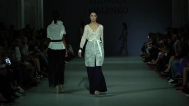 Moda gösterisinde podyumda manken kız.