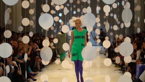 ファッションショーでのキャットウォークの女の子モデル — ストック動画