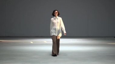 Moda gösterisinde podyumda manken kız.